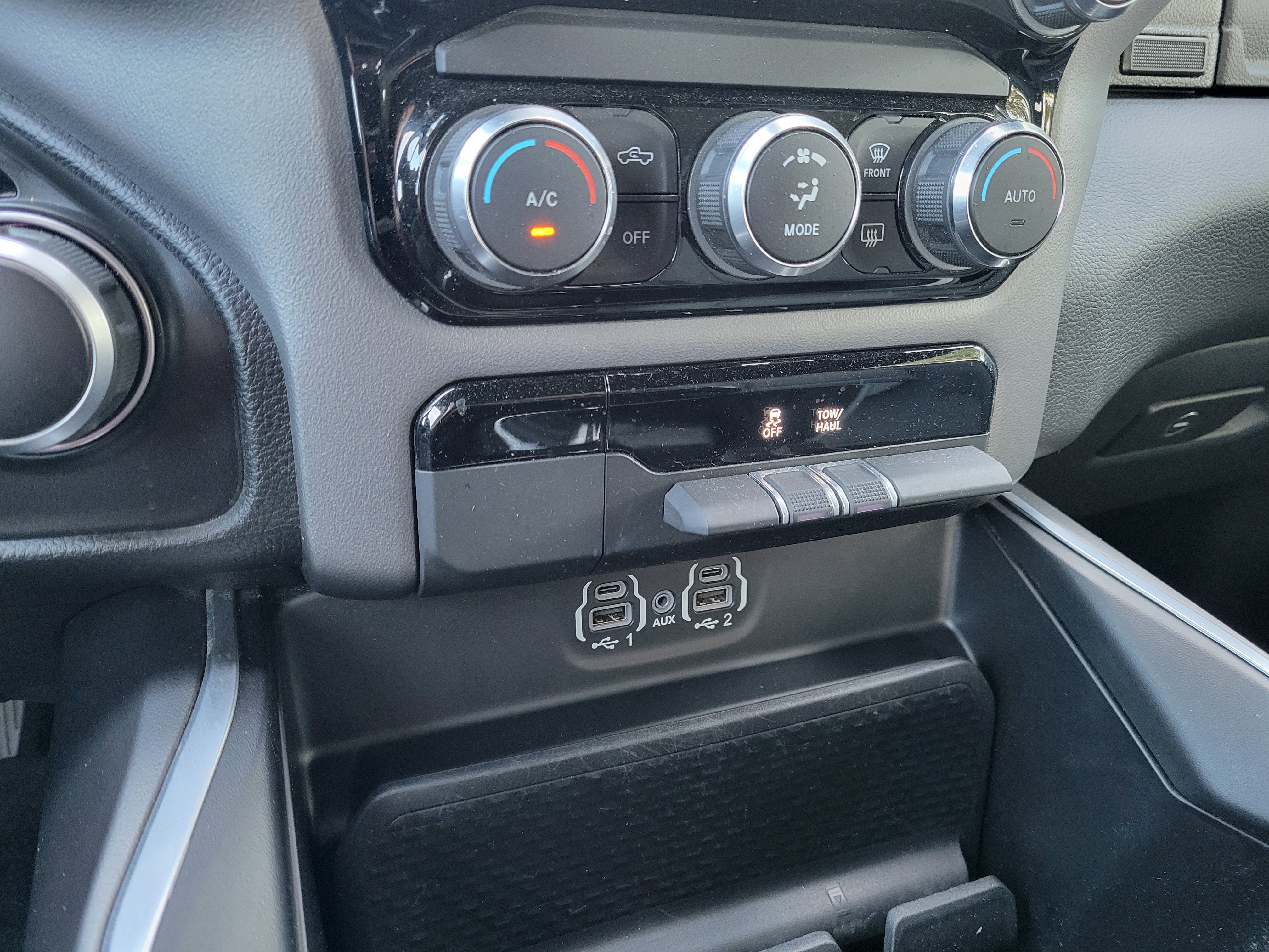 2022 RAM 1500 Big Horn Crew Cab 4x4 5'7" Box