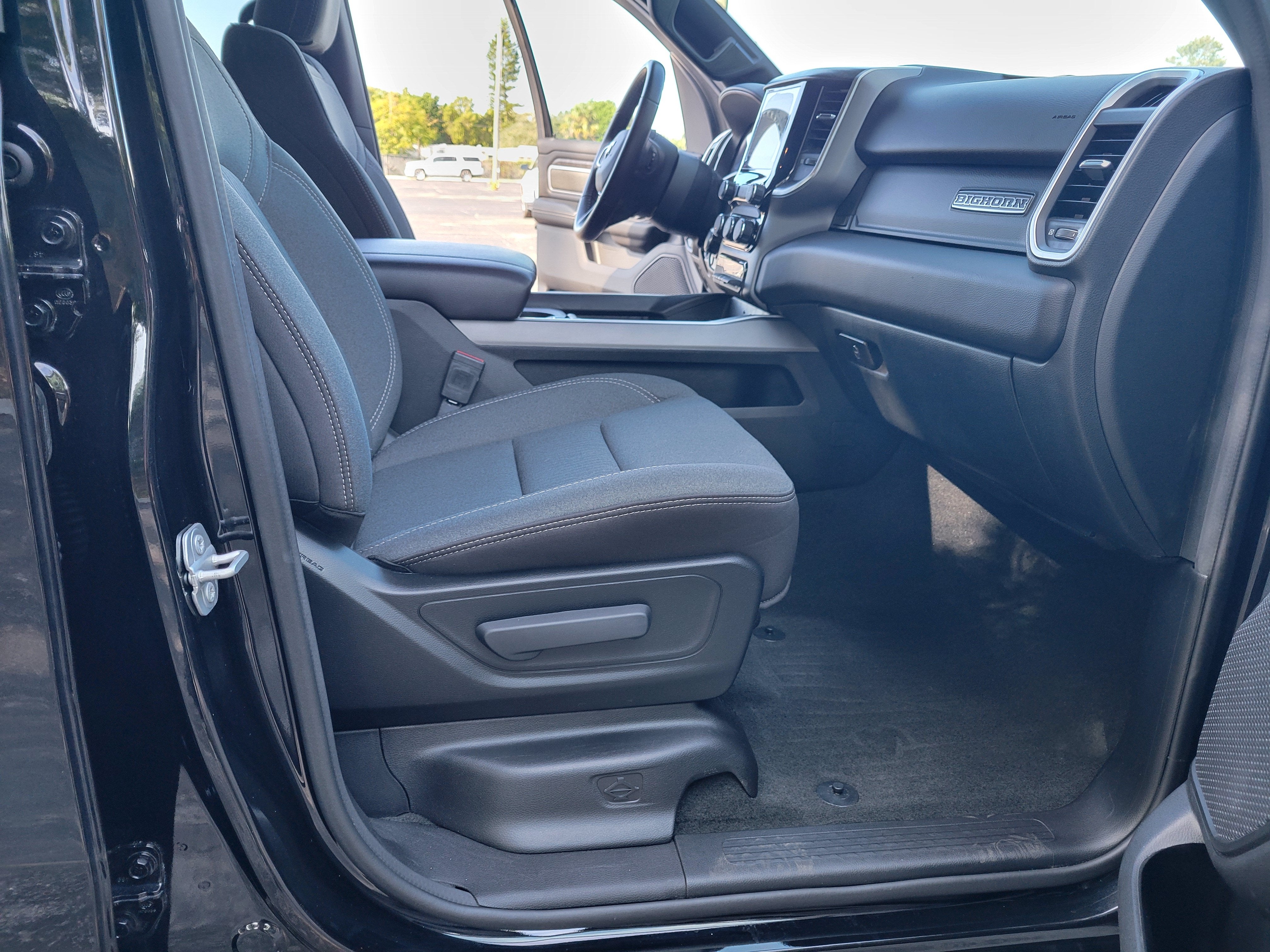 2022 RAM 1500 Big Horn Crew Cab 4x4 5'7" Box