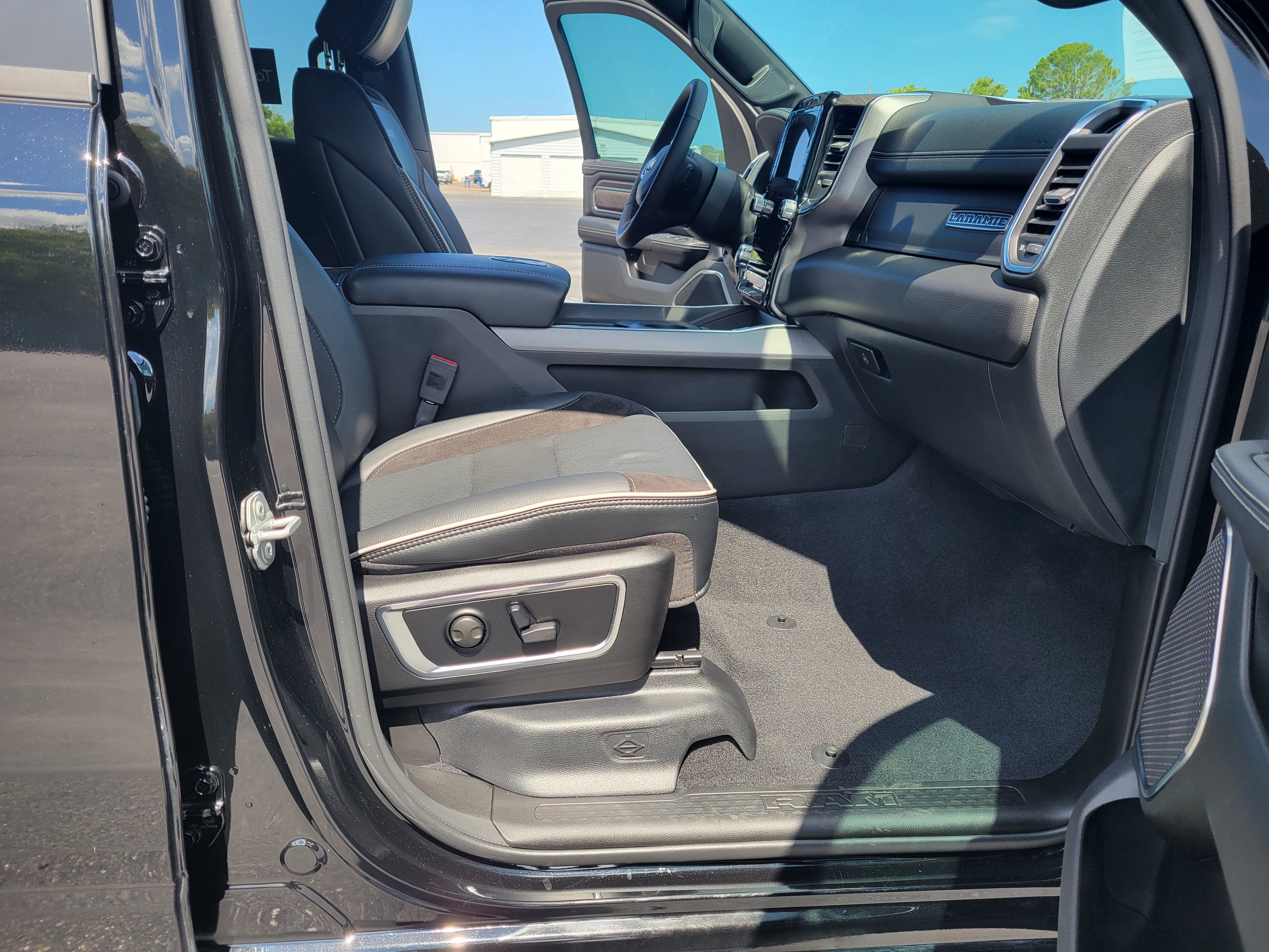 2026 RAM 1500 Laramie Crew Cab 4x4 5'7" Box