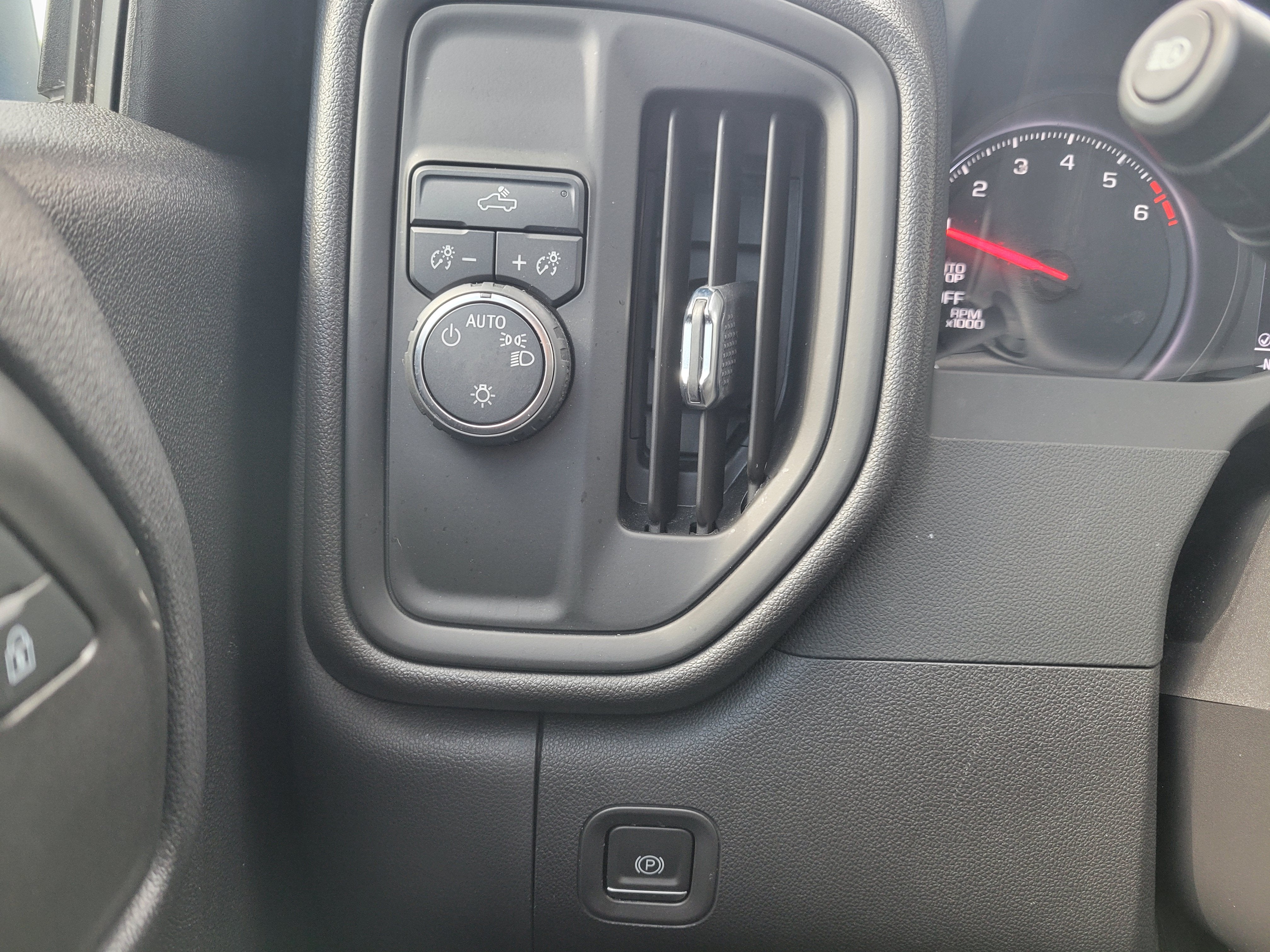 2024 Chevrolet Silverado 1500 Custom