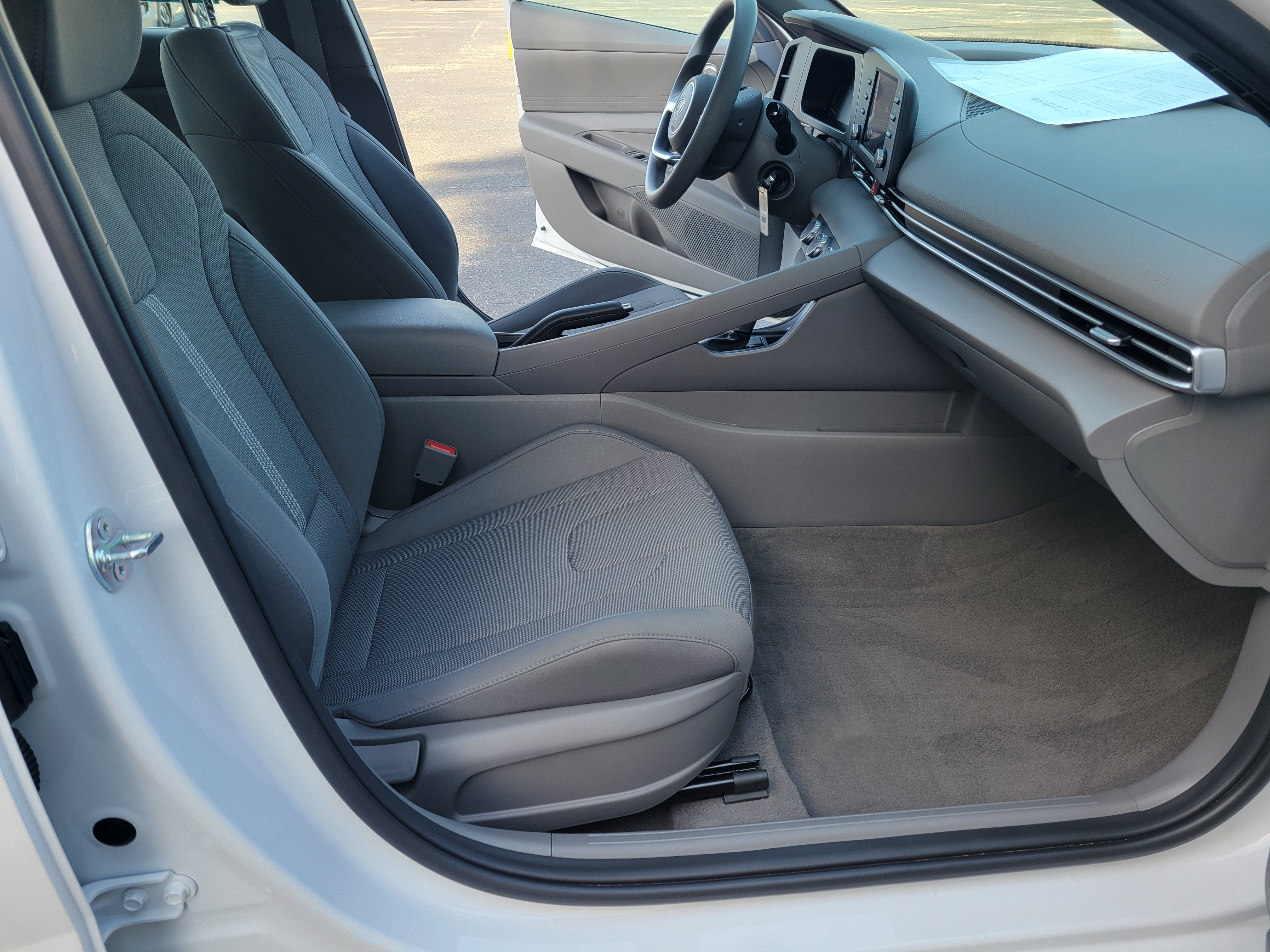 2025 Hyundai Elantra SE - Photo 24