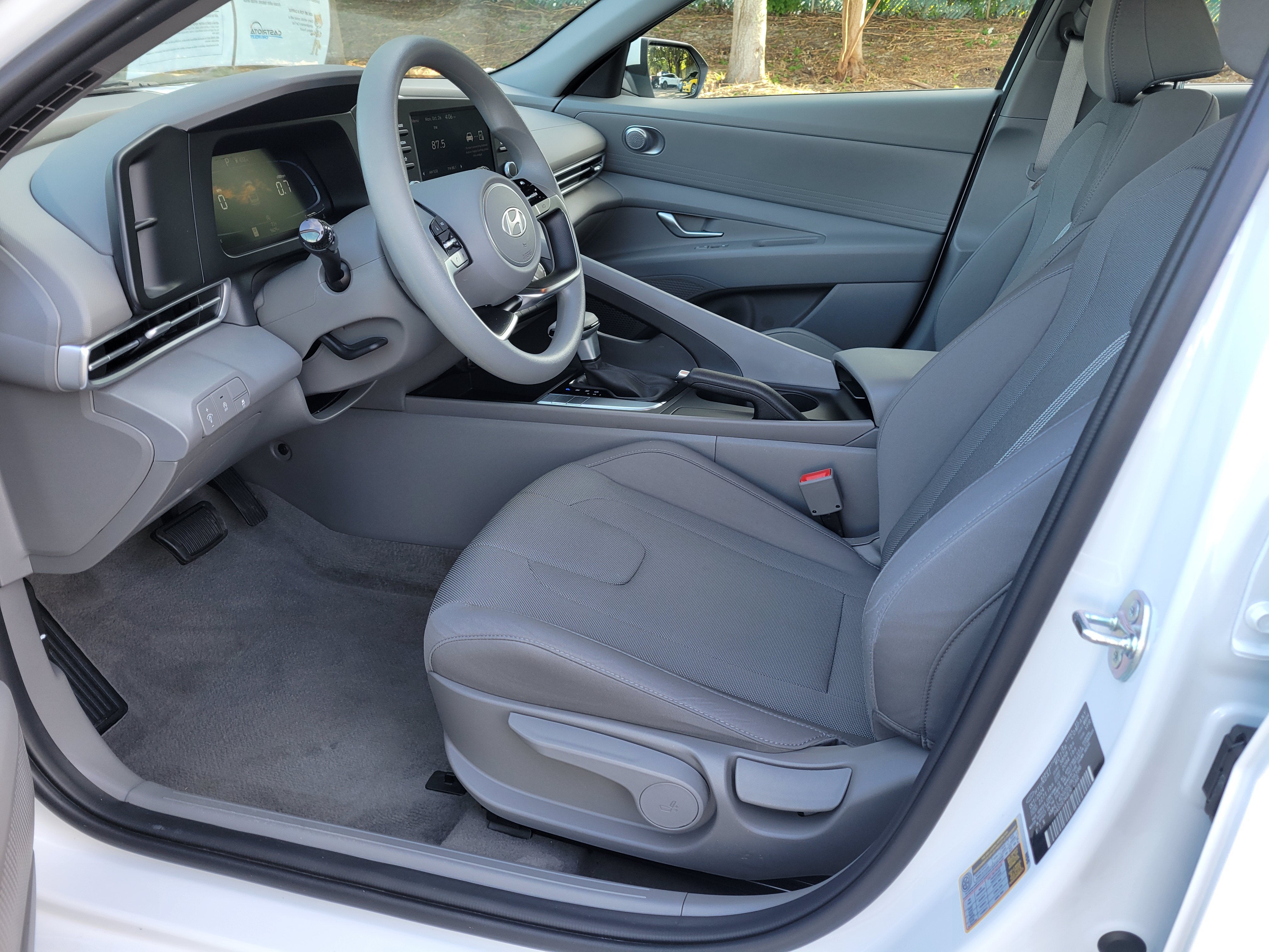 2025 Hyundai Elantra SE - Photo 25